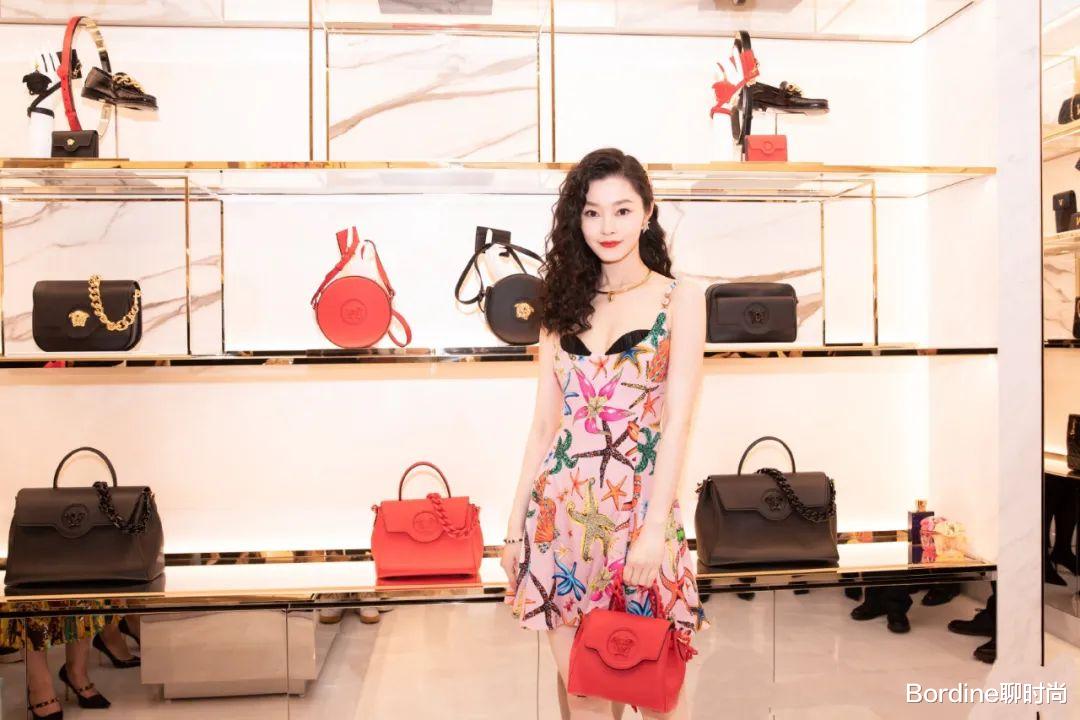 穿衣搭配|宋轶的造型能力，将吊带裙穿出了亮丽骨感，洋气又高级