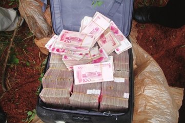 金凤说趣闻|老人街边捡到一袋子钱，回家看到背面的字条，老人果断报警