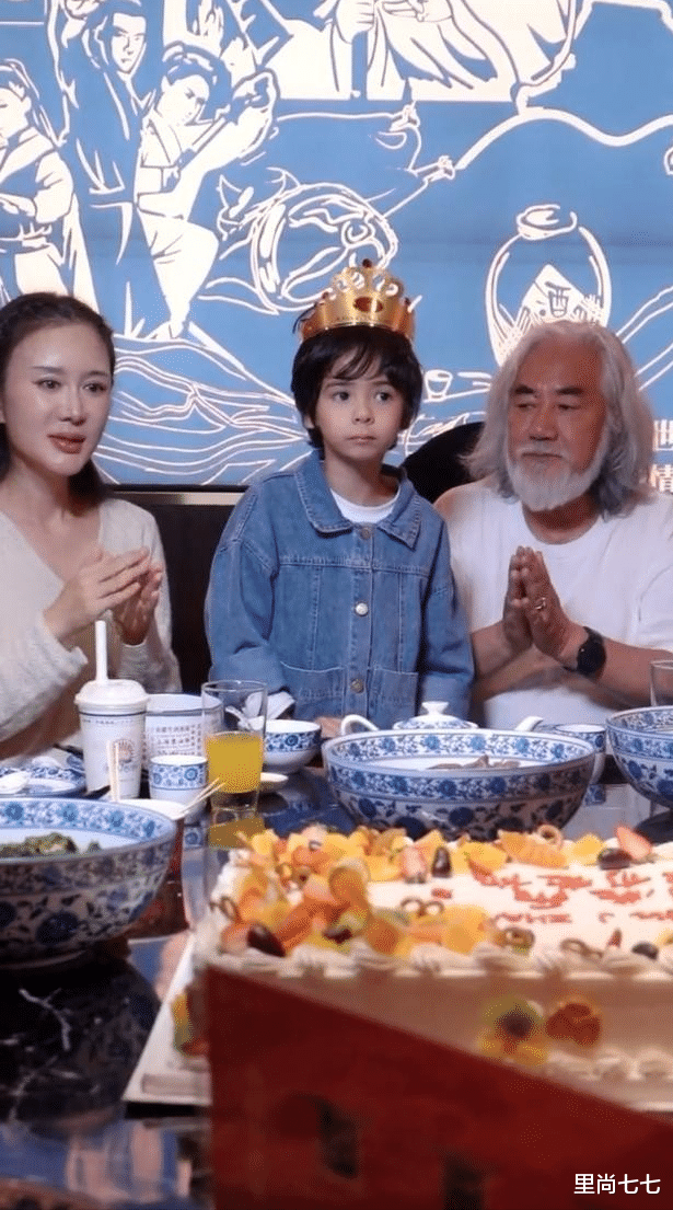张纪中|张纪中夫妇为儿子庆生，父子同框像爷孙，7岁混血儿子眼神太忧郁