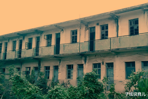 子炫说育儿 太原这所学校令人惋惜,12年前风光无限,如今杂草丛生被荒废