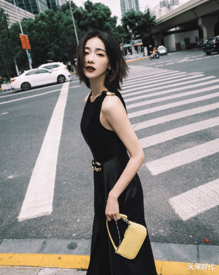 |吴谨言才是真“纸片人”身材,一身黑裙配红唇,摩登风情真迷人