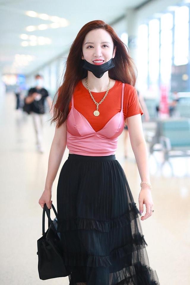 潮帮先生|张萌挺会赶潮流,走机场玩“内衣外穿”博眼球,老板娘真是洋气人