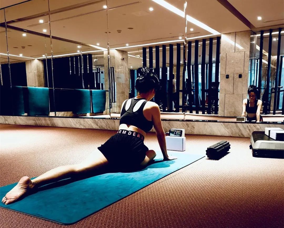 张柏芝|王菲女儿李嫣机场偶遇张柏芝，主动问好的背后是冰释前嫌的信号！