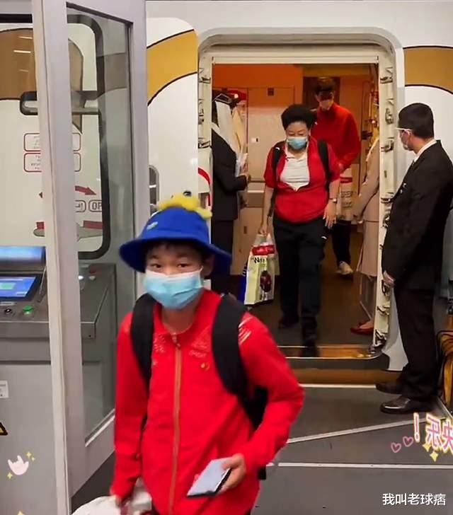 隔离|全红婵辛苦了！已平安回国，戴章鱼帽太可爱了