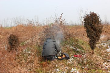 金凤说趣闻|女儿去世3年，托梦说要结婚了，母亲连倒三瓶酒，呛出了未来女婿