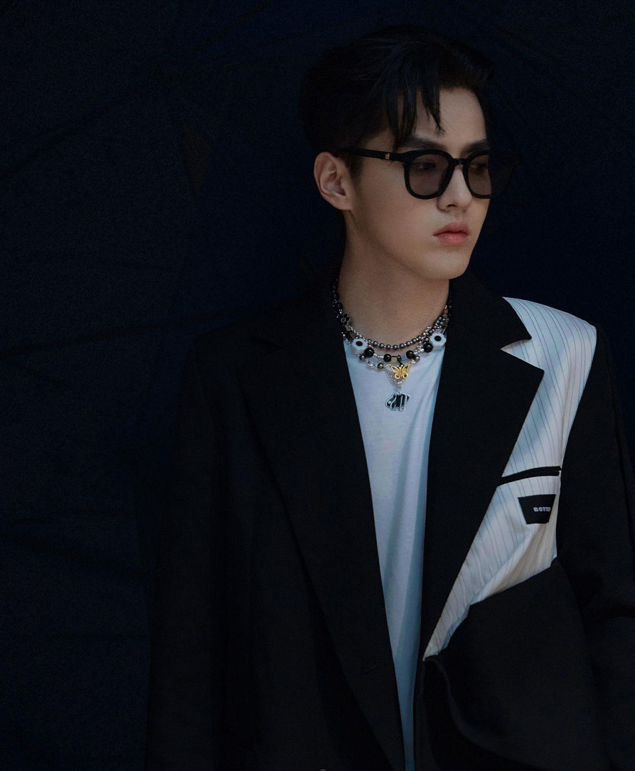 吴亦凡|吴亦凡想跑路才被抓，进监狱前曾咨询包机事宜，临走前被警察带走