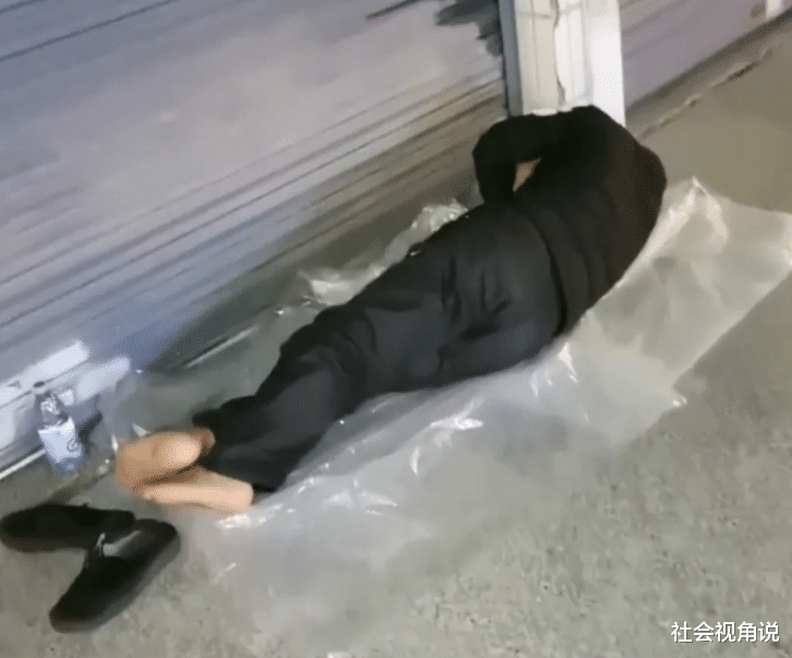 社会视角说 除夕夜！深圳龙华汽车总站附近，多人露宿街头睡地上