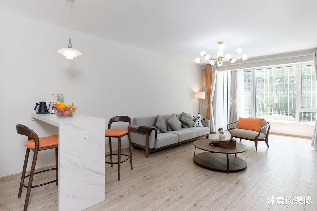 |她家不做吊顶也不做背景，不断给空间“减负”，真是越简单越好看