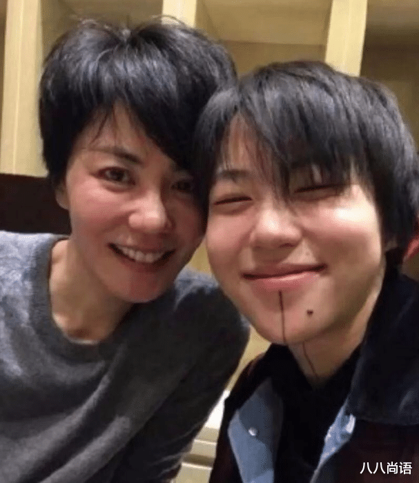 窦靖童|不愧是王菲女儿!24岁窦靖童终于长发飘飘,清纯模样像妈妈年轻时