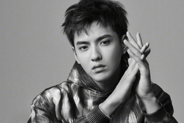 吴亦凡|吴亦凡被捕后，曝其妈妈现身朝阳区，“披头散发”状态低迷