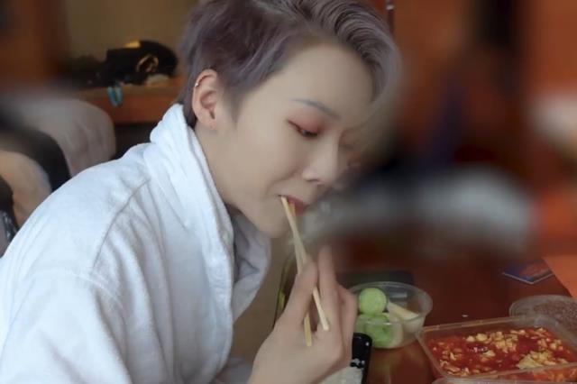 刘雨昕|终于找到刘雨昕不胖的原因，看到她餐盒旁放的东西，难怪光吃不胖