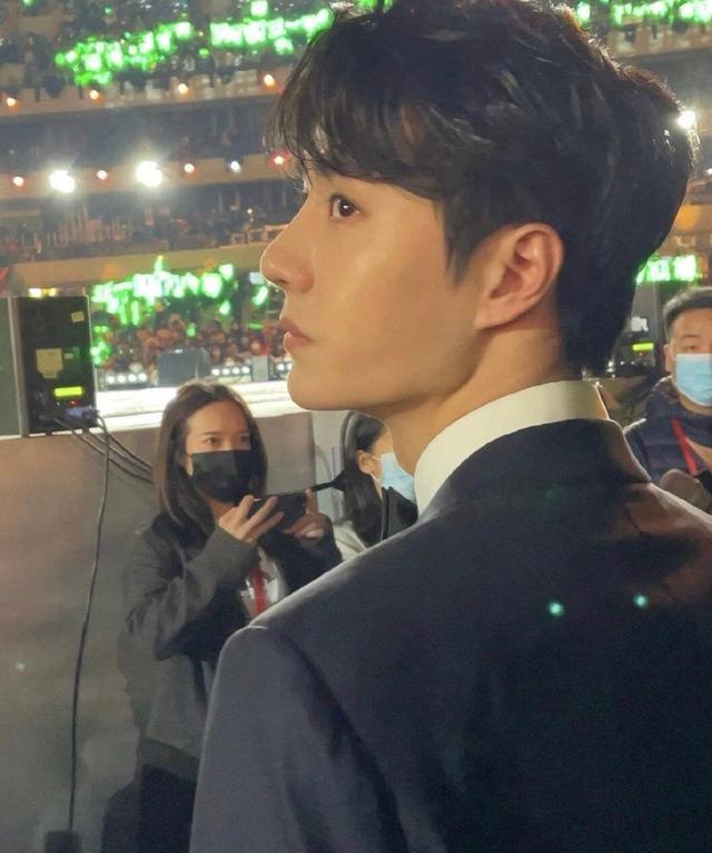 王一博|艺人黑榜：王一博太飘，崩图顶流？粉丝生图反击！袁冰妍也上榜