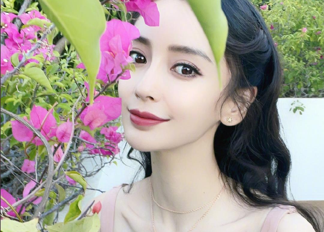 家装日志 小海绵去剧组探班妈妈baby，被保姆抱着超乖巧，在一旁安静等妈妈