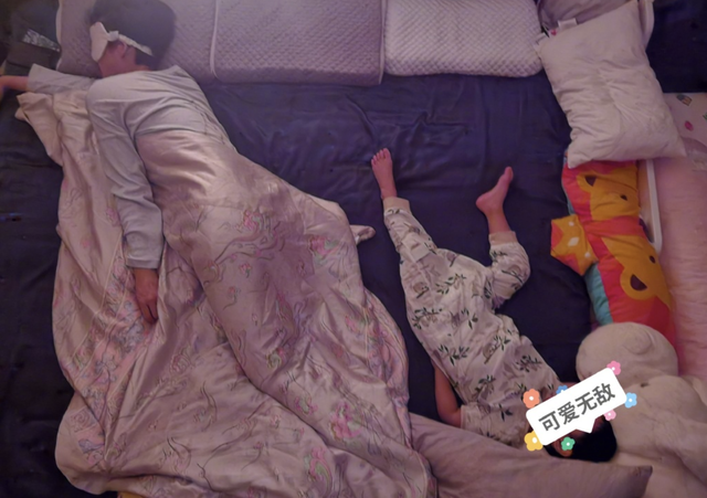 袁弘|袁弘晒儿子霸道睡姿，几乎占据整个床头，爸爸躺在床的边缘显卑微