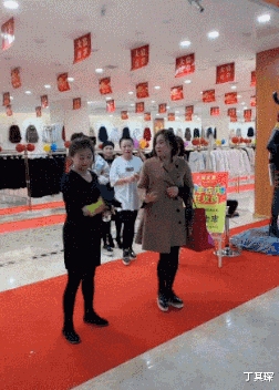 丁其琛|神回复：为什么女厕所旁边还有一个女士专用厕所