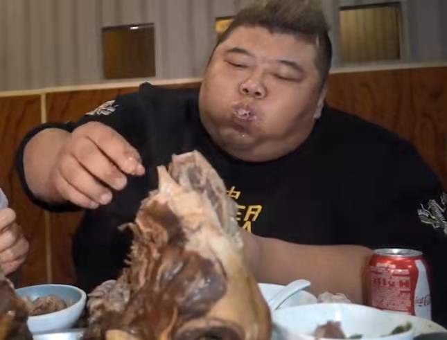 胖猴子现身减肥训练营，不敢称体重走路像企鹅，网友：建议切胃