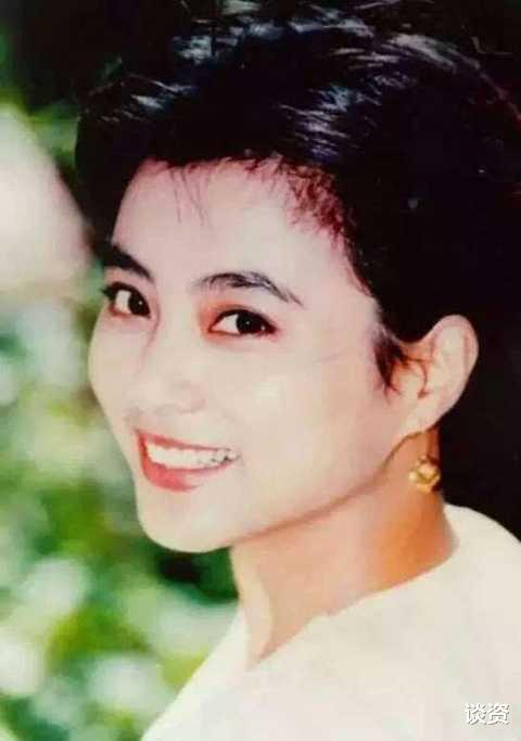 李玲玉|58岁“玉兔精”李玲玉晒与儿子出游照，美腿抢镜，混血儿子堪比明星