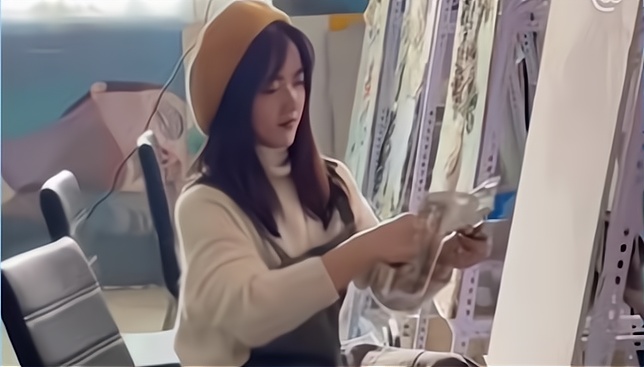 95后网红壁画师张丽佳，靠刮腻子创作壁画，6天就能挣4万元报酬！