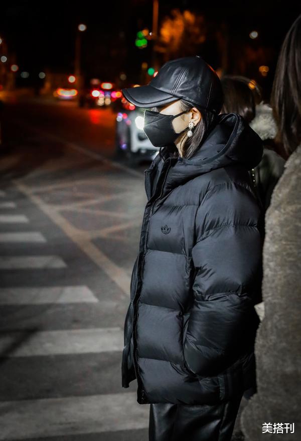 杨幂|杨幂首次参加央视春晚彩排,黑羽绒服配蓝卫衣皮裤,保暖酷女孩