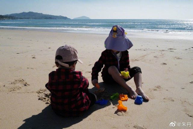 朱丹|朱丹罕晒子女合照，四岁女儿手长腿长，周岁弟弟背影太像姐姐小时候