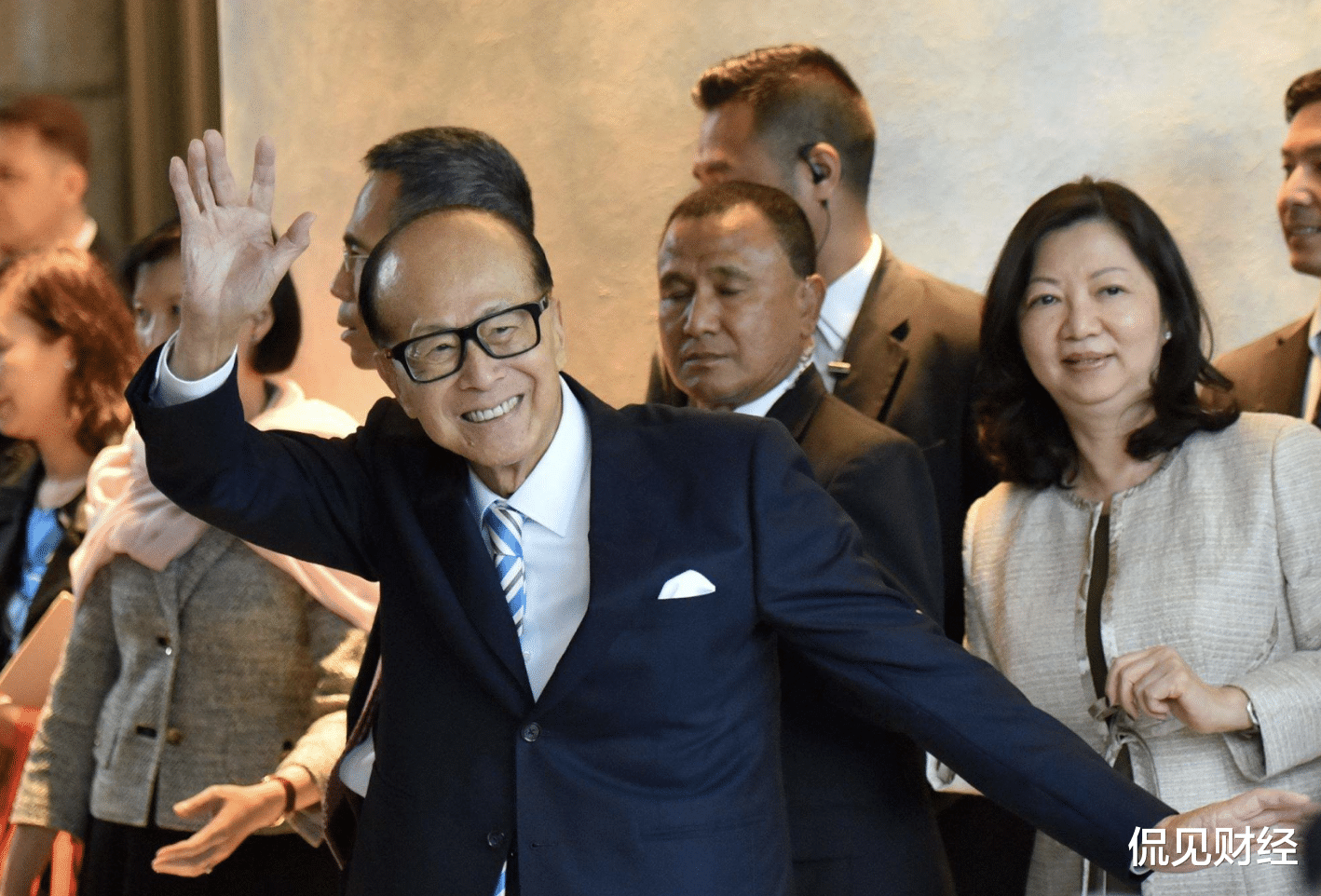 李嘉诚 身价2229亿，李嘉诚的“掉队”是从什么时候开始的？