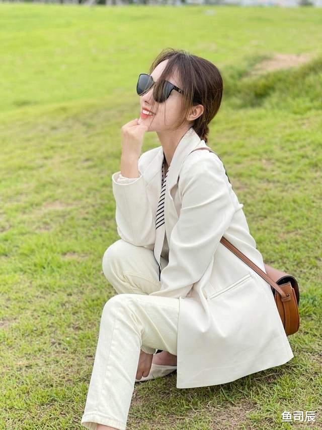 鱼司辰|气质不分年龄，蕾丝小开衫＋卡其色短裤，性感又有女人味