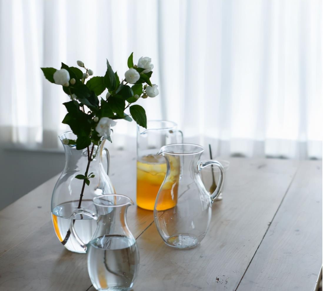 日本太太晒原木家具,房间装修简单,一人独居,充满岁月静好