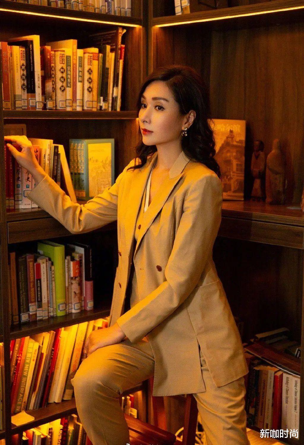 教会|职业西装怎么穿不显老？杨恭如的示范穿搭，教会中年女人这些细节