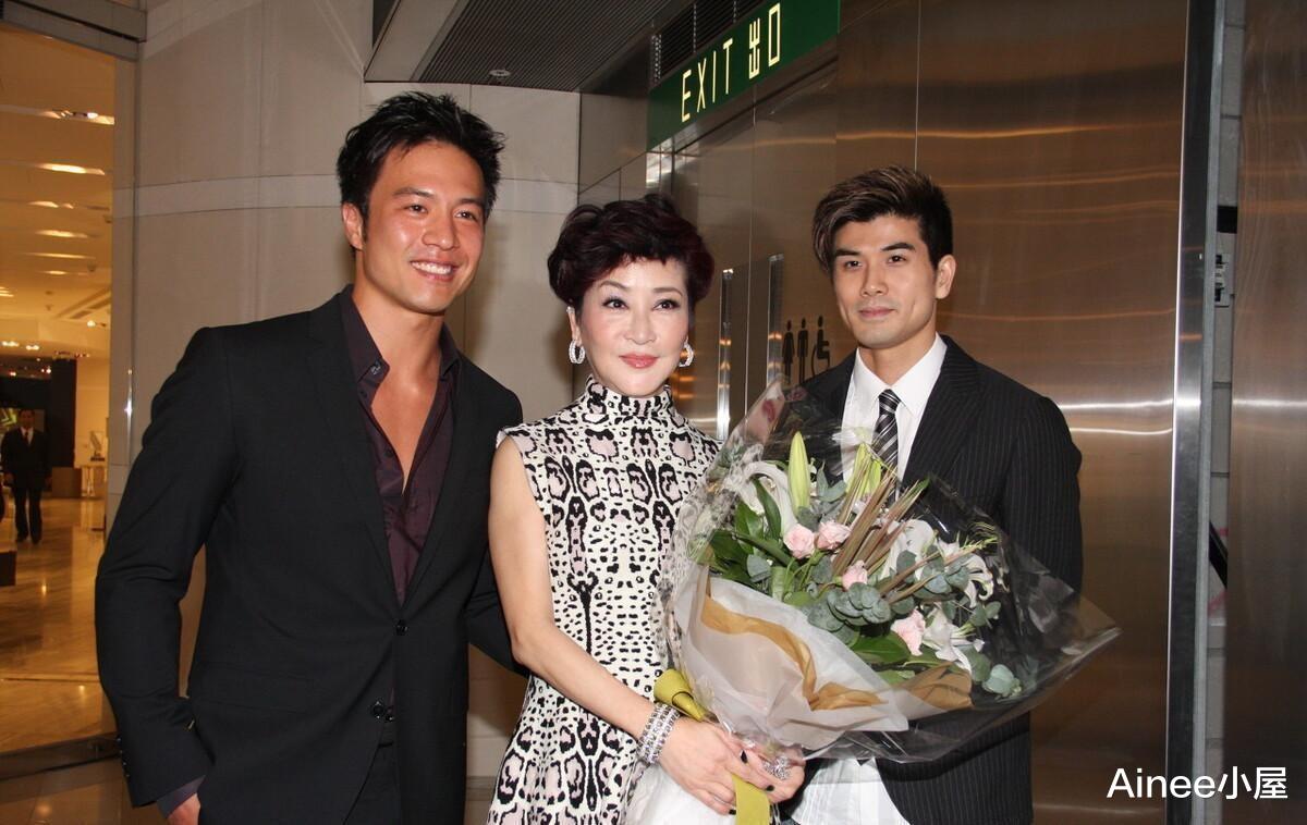 Ainee小屋 狄波拉真是潮流老太，穿印花无袖裙配披肩挺个性，有双下巴更年轻