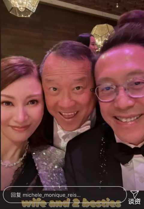 长月烬明|51岁李嘉欣现身聚餐，佩戴钻石珠宝超贵气，与老公同框似两代人