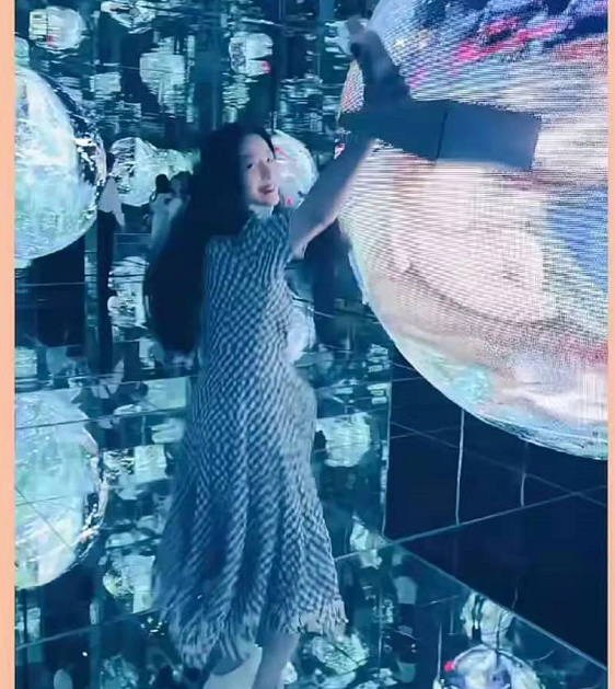 时尚风行派|范冰冰巨星气场不再!穿粉裙与外国男友人聚会,拿大水壶真会养生