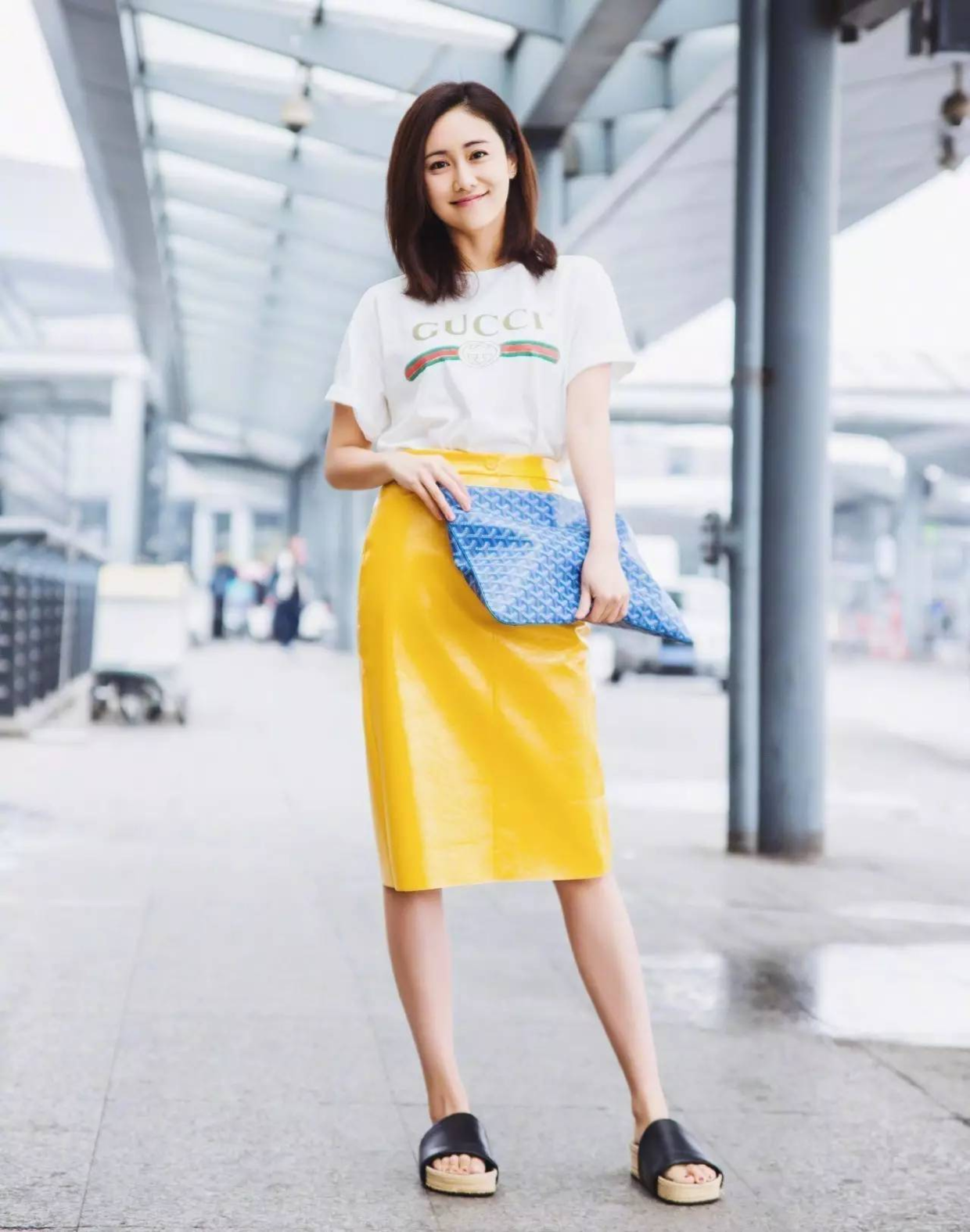 何有强|刘芸真给郑钧长脸，一袭蓝色羽毛连衣裙妩媚优雅，高挑又时髦
