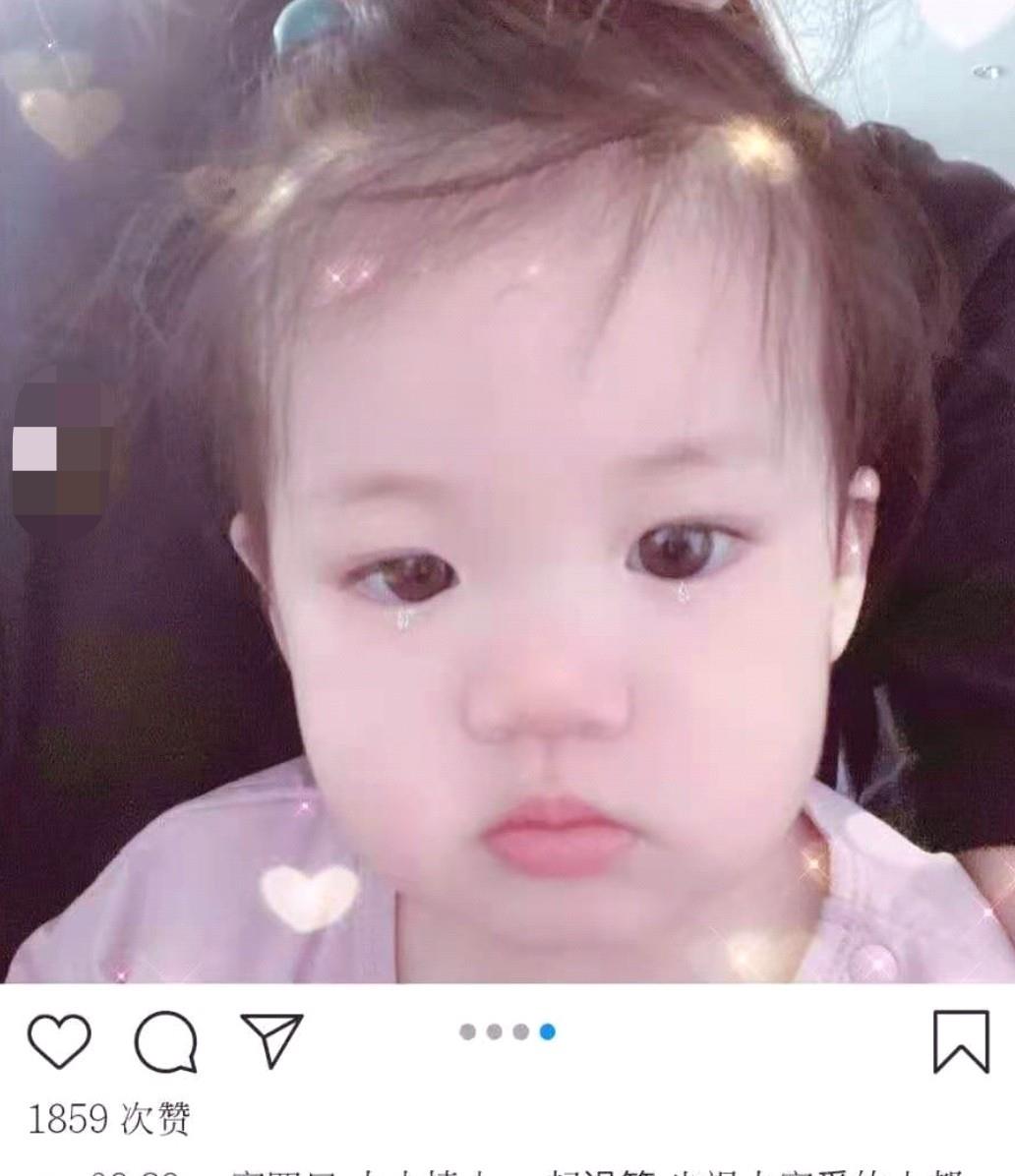 安以轩|40岁安以轩晒近照，向富豪老公深情索吻，二胎女儿大眼萌态罕出镜