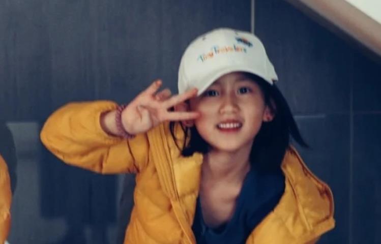 黄忆慈|黄多多颜值从小被夸到大，不曾想，妹妹黄少艾才是个“明星脸”