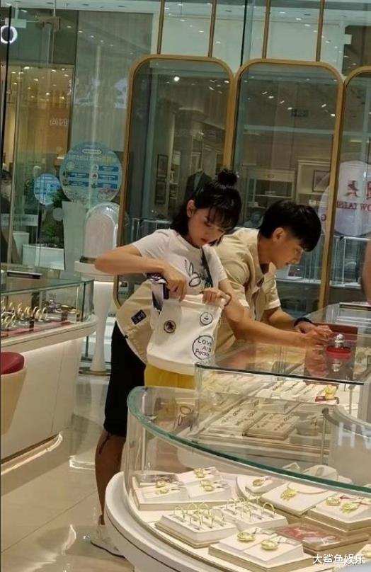 妮可·基德曼|黄子韬和宋祖儿一起逛珠宝店，两个人的画面毫无违和感