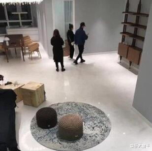 赵丽颖|赵丽颖离婚后搬离与冯绍峰爱巢,拎行李离开时,二叔目送颖宝眼含不舍