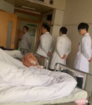 每天都是潮人|孩子老是喜欢这样趴着，正常吗？