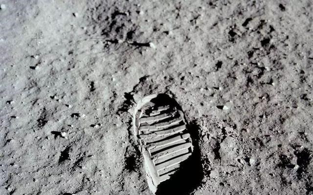 月球 看到月球上的五星红旗,美国登月再遭质疑,为何美国国旗在飘扬?