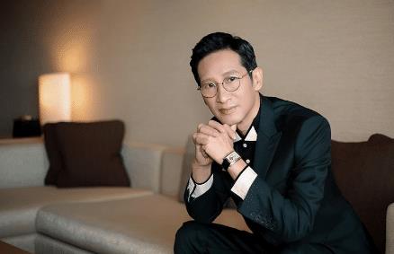 欧美明星|导演见他一身贵气让他演首富，他却拒绝选了个“太监”，还成就了经典