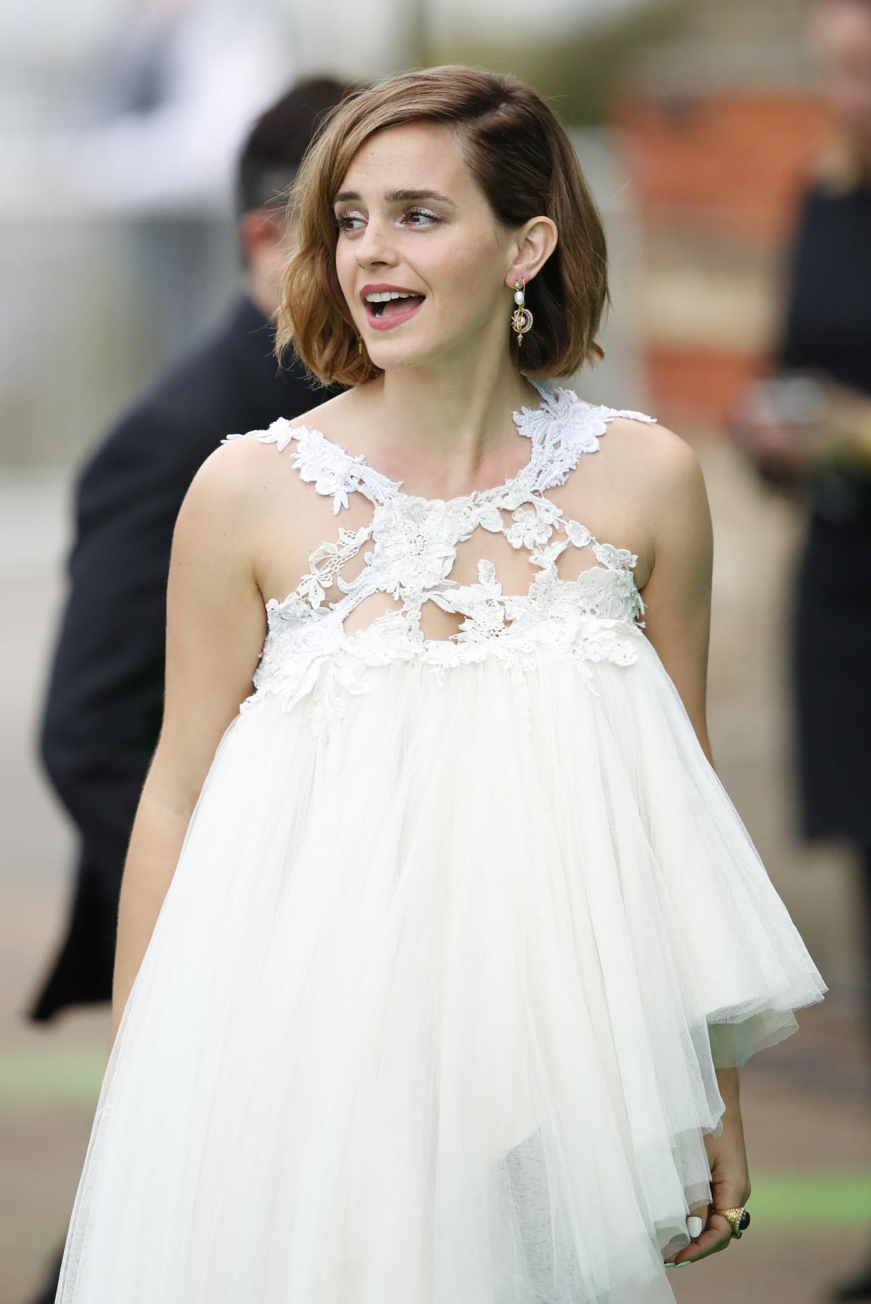 |艾玛久违走红毯，露背婚纱造型美翻了，妆容素淡也能轻松slay全场