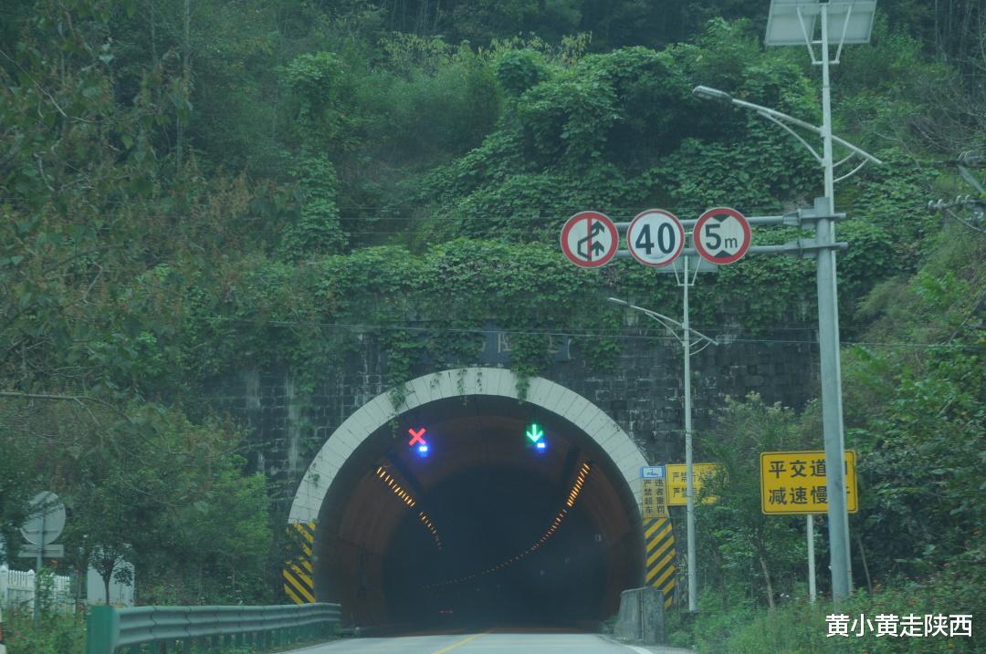 |藏在秦岭深处的小城，地处4市边缘区，下高速还要翻两座山才能到