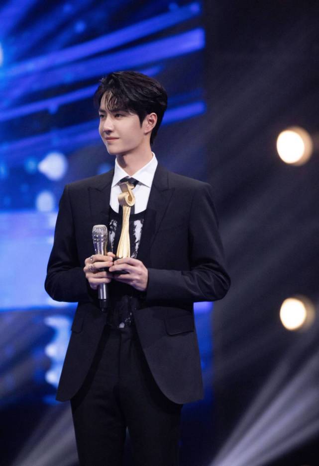 王一博|王一博解约Nike后再放大招，变身“生化人”，体验真人NPC