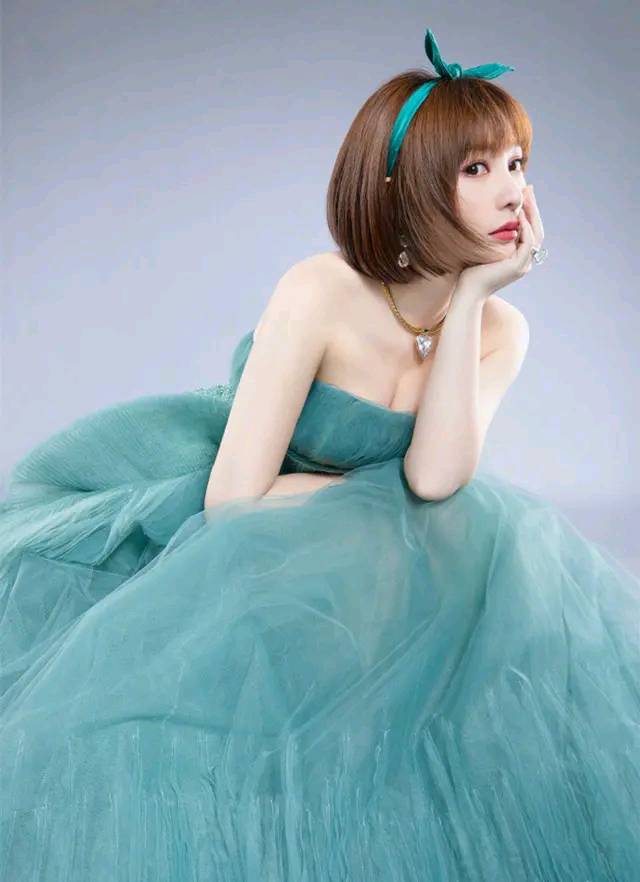 柳岩|柳岩换短发造型差点认不出，依然是那么性感