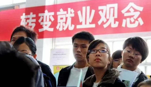 家有二宝育儿|成不了职场精英，又不甘心落到底层，二本毕业生的处境尴尬又真实