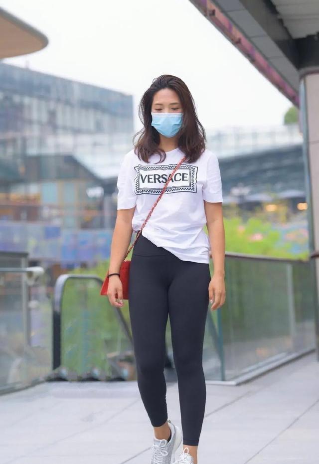 打底裤|字母宽松短袖搭配深灰打底裤，一些女明星偷偷收藏的穿搭模板