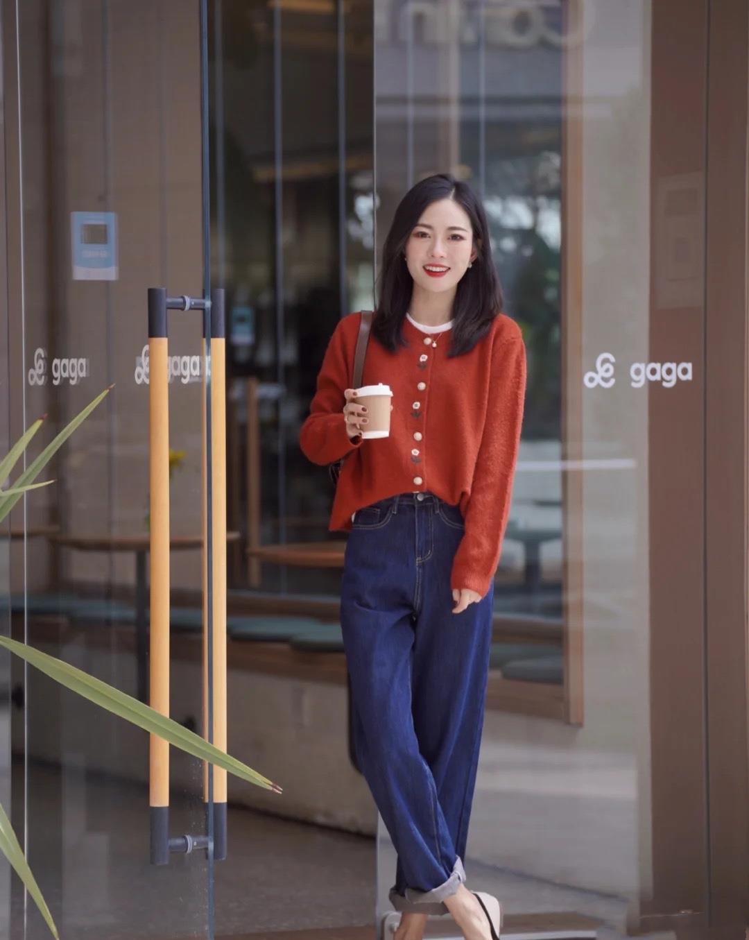 潮流搭配小甜馨|显白提气质的红色毛衣，俏皮可爱的搭配look，喜气洋洋更招人喜欢