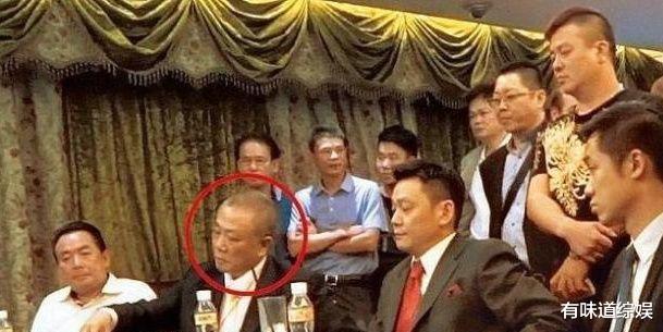 向华强|向华强被崩牙驹打到跪地求饶，急找赌王求救，何鸿燊直言无能为力