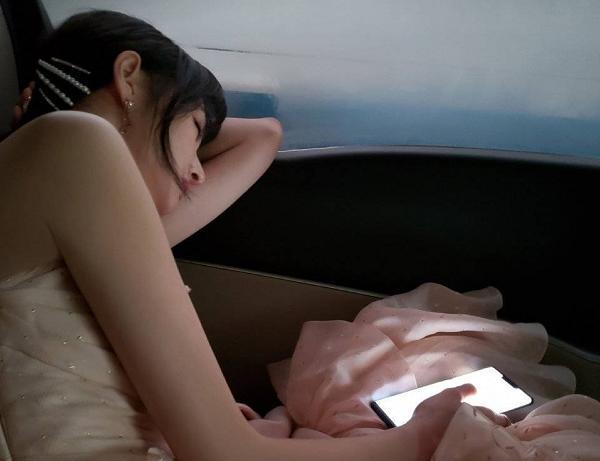 张恒|张恒在国外账号上晒自拍，孩子意外出镜，父子三人睡在洗手间旁边