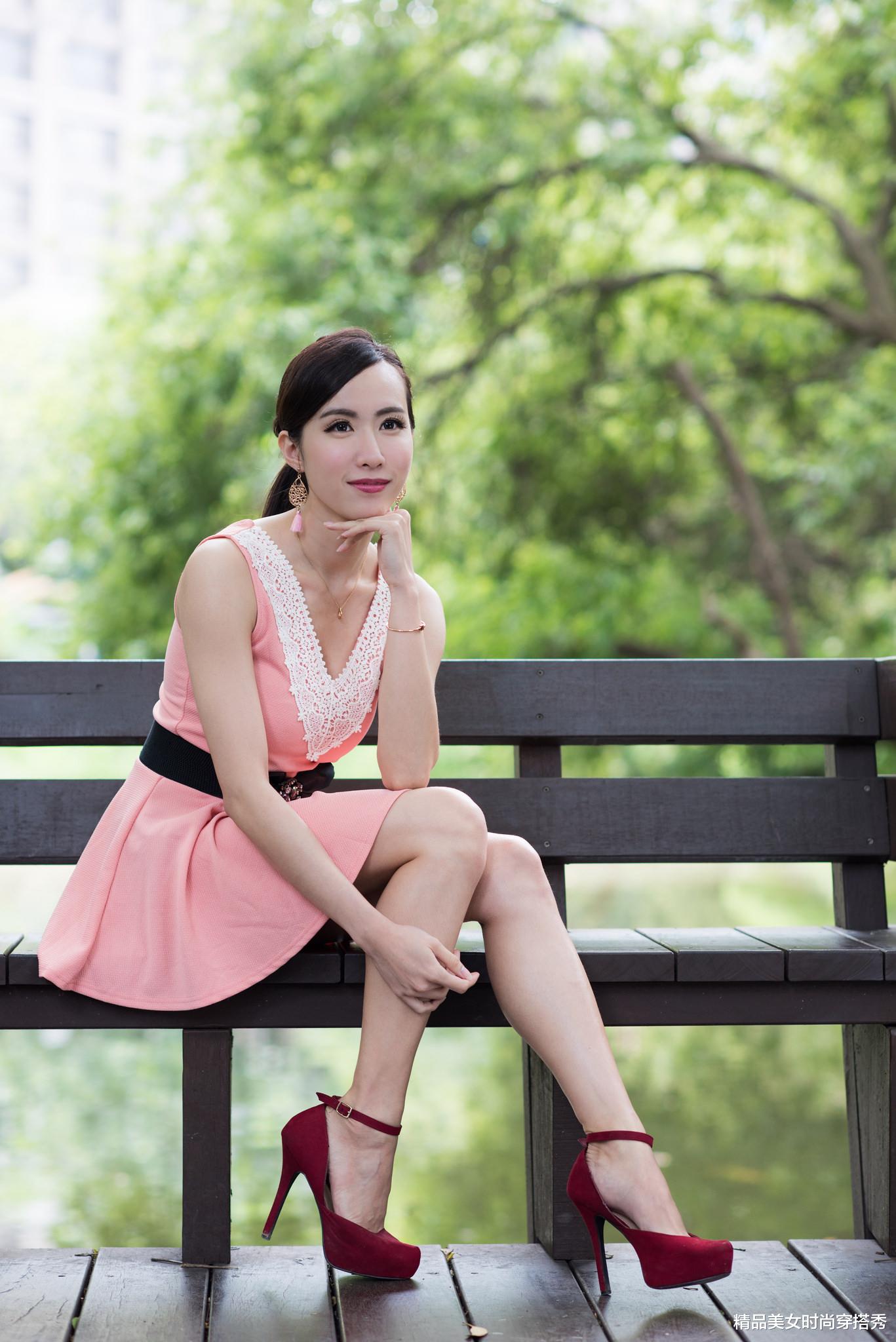 精品美女时尚穿搭秀|粉色的连衣裙给人一种甜美感，搭配一双红色的高跟鞋，吸睛又时尚