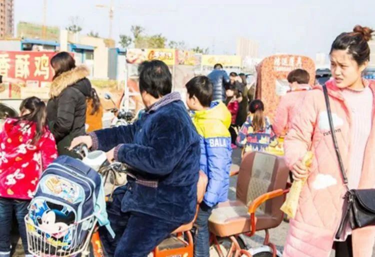 兜妈爱叨叨|继“佛媛”后，校外又现“幼儿媛”，妈妈穿成这样接孩子合适吗？